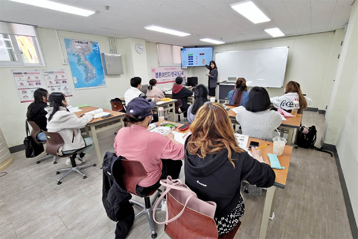 How Multicultural Families Adapt to Korean Culture 1 Korean language education for multicultural families