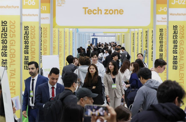 a job fair for foreign students 01