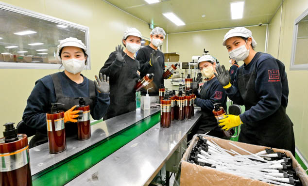 Manufacturing Salaries in Korean SMEs (Day & Night Shifts Explained) 1 foreigners from korean manufacturers