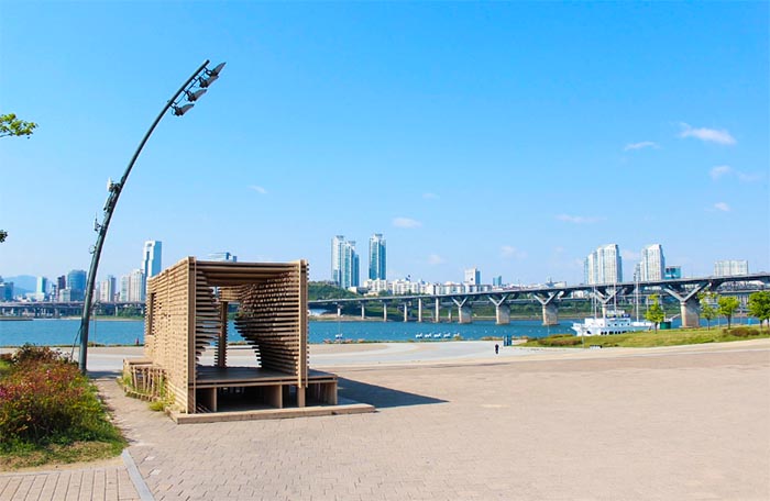 Walk the Scene: Must-Visit K-Drama Filming Locations in Seoul 6 han river park