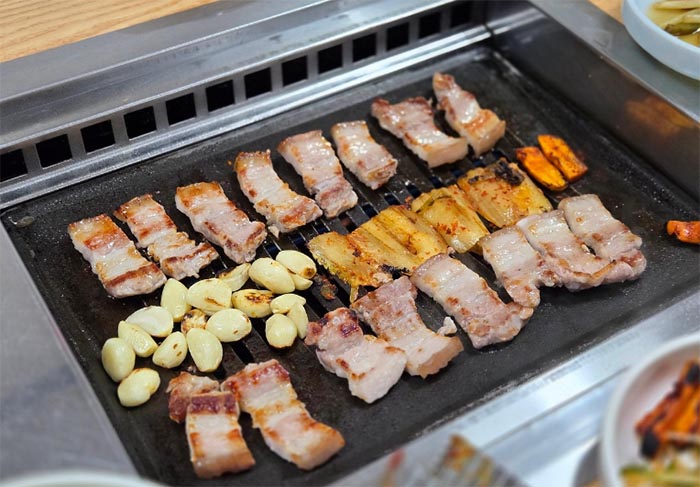 Level Up Your BBQ: The Secret Art of Eating Korean Pork Belly (Samgyeopsal) 4 korean barbecue 03
