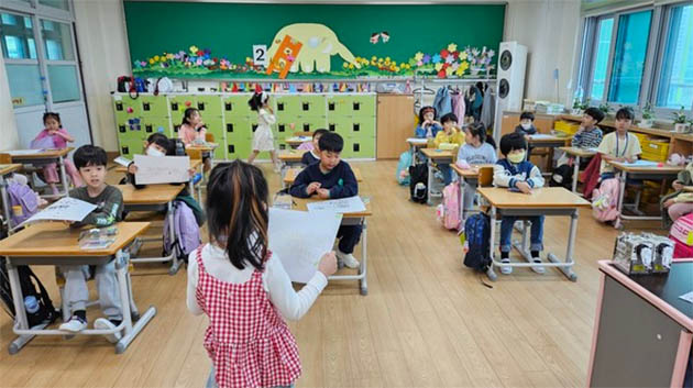 a first year class of elementary school in korea